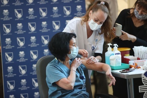 Trabajador de la salud recibe la vacuna en el hospital Ichilov de Tel Aviv. 