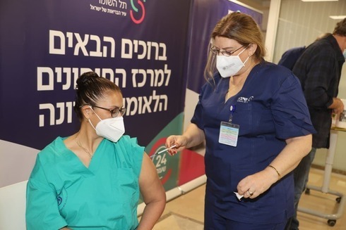 Um membro fornece equipamentos médicos recebendo uma vacina contra ou coronavírus no Sheba Medical Center, perto de Tel Aviv. (Yariv Katz) Uma dose única da vacina