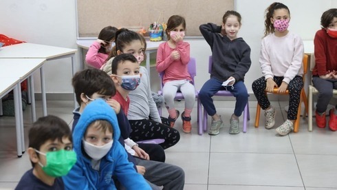 Los niños de una escuela primaria de Tel Aviv en clase con barbijos. 