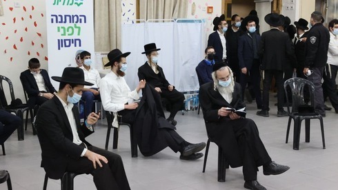Judíos ortodoxos esperando para ser vacunados en la ciudad de Bnei Brak. 