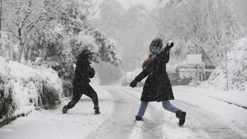 Niños juegan en la nieve en el kibbutz Merom Golan. 