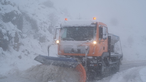Un camión despeja las carreteras en los Altos del Golán después de la fuerte caída de nieve. 