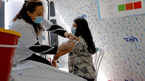 Una mujer recibe la vacuna contra el coronavirus en Jaffa. 