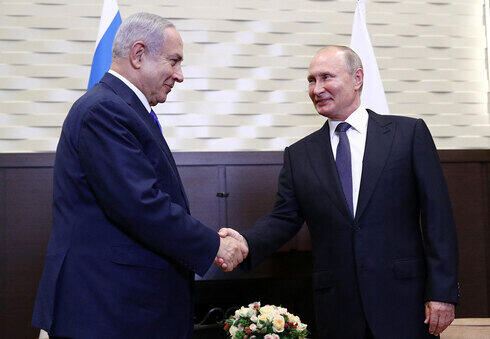 "Hablé dos veces con mi amigo, el presidente Vladimir Putin", recalcó el primer ministro Netanyahu. (MCT) Benjamín Netanyahu y Vladimir Putin durante una reunión en Sochi en 2019.