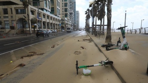 Monopatines en el paseo marítimo de Tel Aviv. 