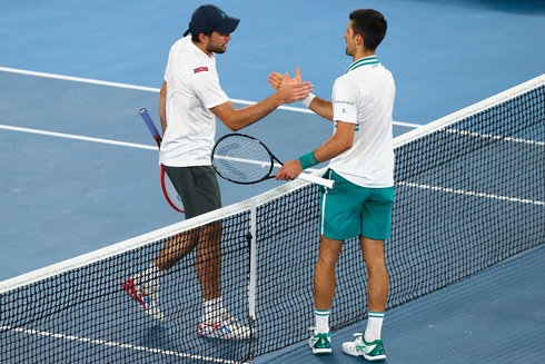 Ambos tenistas se saludan al finalizar el partido. El serbio destacó el gran desempeño del ruso israelí. 