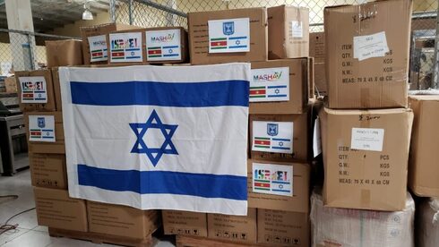 Las cajas con el equipo de protección enviadas por Israel. 