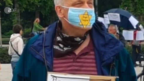 Barbijo con una Estrella de David amarilla durante una manifestación en Alemania. (ZDF) Barbijo Nazi Alemania