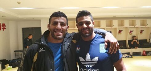 El iraní Mollaei junto al israelí Muki, una foto que recorrió el mundo deportivo. 