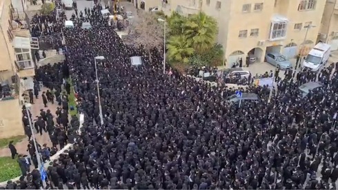Miles de personas reunidas, sin distanciamiento social, en el funeral del rabino Meshulam Dovid Soloveitchik en Jerusalem. 