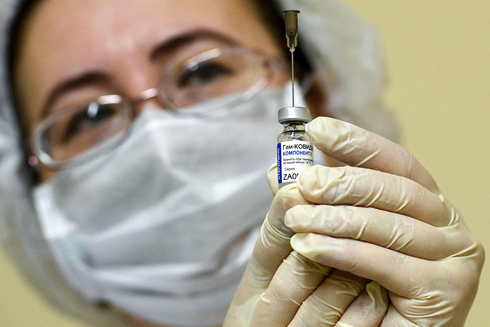 Una enfermera rusa sostiene una dosis de la vacuna Sputnik V contra el coronavirus. (AFP) Una enfermera rusa sostiene una dosis de la vacuna Sputnik V contra el coronavirus.