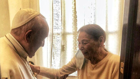 El Papa Francisco se reúne con la poetisa y sobreviviente del Holocausto, Edith Bruck, en Roma el sábado. (Reuters) El Papa Francisco se reúne con la poetisa y sobreviviente del Holocausto, Edith Bruck, en Roma el sábado.
