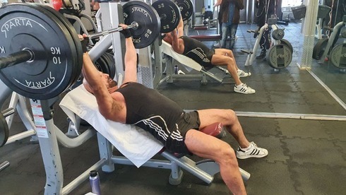 Los gimnasios reabren solo para personas vacunadas contra el coronavirus o pacientes recuperados. Los gimnasios reabren solo para personas vacunadas contra el coronavirus.