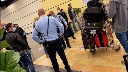Oficiales de policía reciben a los viajeros que llegan al aeropuerto Ben Gurion. (Ynet) Oficiales de policía reciben a los viajeros que llegan al aeropuerto Ben Gurion.