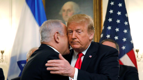 El primer ministro Benjamín Netanyahu y el expresidente de Estados Unidos, Donald Trump, se abrazan durante una reunión en la Casa Blanca en 2019. (Reuters) El primer ministro Benjamín Netanyahu y el expresidente de Estados Unidos, Donald Trump, se abrazan durante una reunión en la Casa Blanca en 2019.