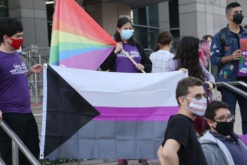 Manifestantes en Tel Aviv protestando por el cierre de un refugio para personas LGBTQ + que se quedaron sin hogar debido a su identidad. 