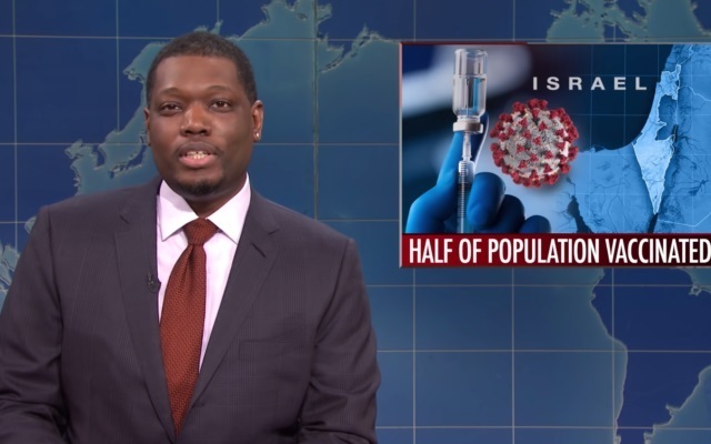 Michael Che, co-conductor del famoso programa de televisión estadounidense Saturday Night Live. 