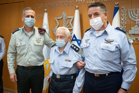 Ziloni junto a Aviv Kochavi y Amikam Norkin. 