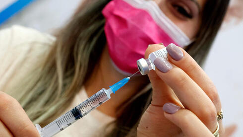 Integrante del personal de salud se prepara para administrar la vacuna contra el coronavirus en Hod Hasharon. 