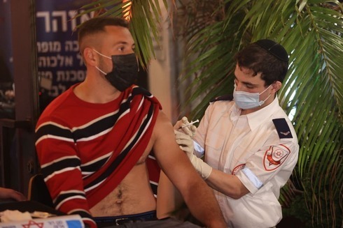 Un israelí es vacunado en un bar de Tel Aviv.
