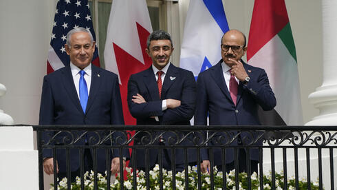 Benjamín Netanyahu, de Israel, y los cancilleres Abdullah bin Zayed bin Sultan Al Nayan, de Emiratos, y Abdullatif bin Rashid Alzayani, de Bahrein. 