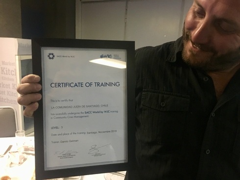 Un joven chileno recibe un certificado de capacitación en gestión de crisis comunitaria. (CJL) Un joven chileno recibe un certificado de capacitación en gestión de crisis comunitaria.