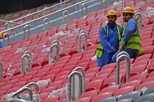 Trabajadores en uno de los estadios que albergará partidos durante el Mundial. 