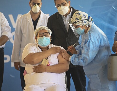 Hondureña trabajadora de la salud recibe la aplicación de la primera dosis de la vacuna donada por Israel. (AFP) Honduras Vacuna