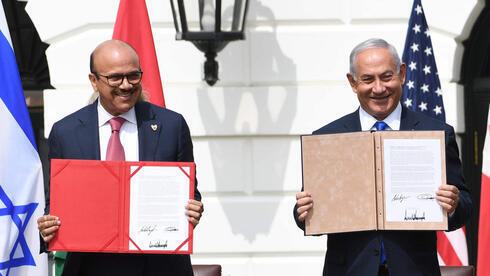 El canciller bahreiní Abdullatif al-Zayani y el primer ministro Benjamín Netanyahu en la firma de los Acuerdos de Abraham en la Casa Blanca, en septiembre de 2020. 