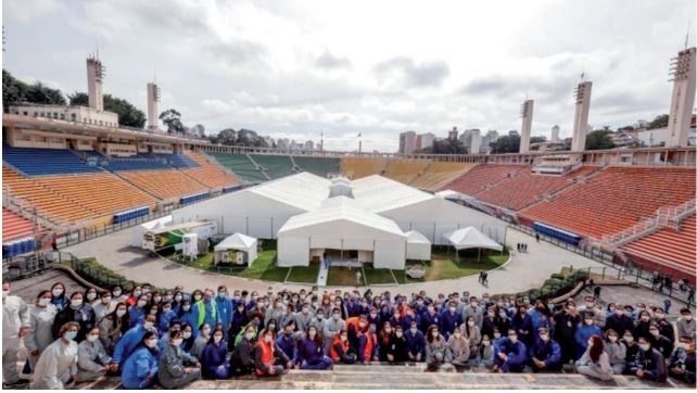 Hospital de campaña instalado por el Hospital Albert Einstein en el estadio municipal de San Pablo "Pacambú", en Brasil.