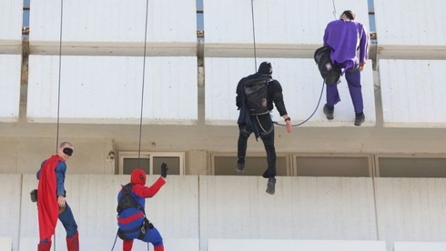 Combatientes de las FDI, disfrazados de superhéroes en el hospital de niños de Haifa. 
