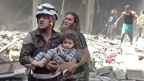Civiles sirios escapan de las bombas en Alepo. 