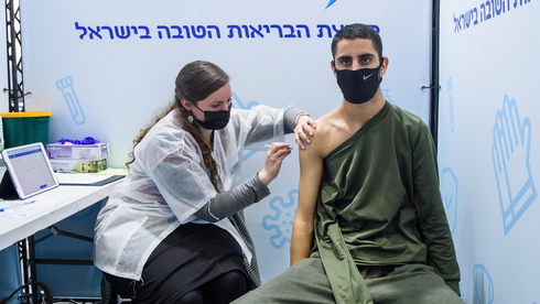 Un joven de 16 años recibe la vacuna contra el coronavirus en Jerusalem.