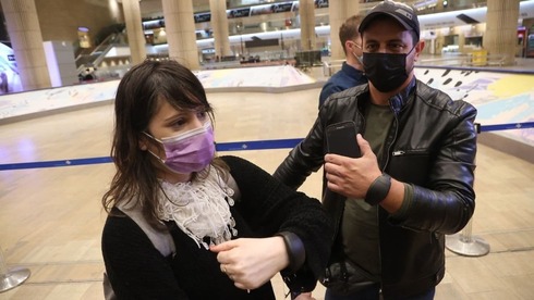 Brazaletes electrónicos, un nuevo sistema para controlar el aislamiento de los israelíes que regresan al país. (Ynet) Brazalete