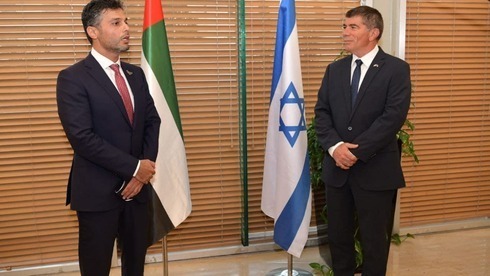 Gabi Ashkenazi (derecha) y el flamante embajador de Emiratos en Israel, Mohammad Mahmoud Al Khajah. 