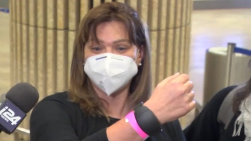Gabriela Glazman, procedente de Argentina, llevará el brazalete en su muñeca durante 10 días. (Ynet) Brazalete