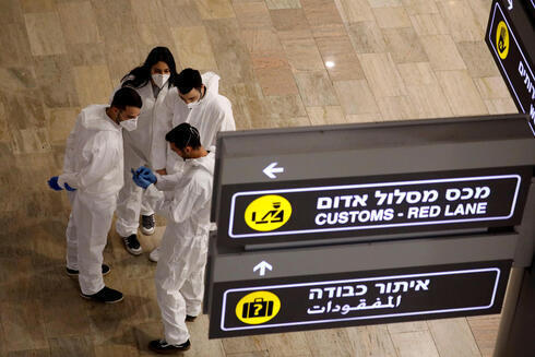Trabajadores de la salud en el Aeropuerto de Tel Aviv. 
