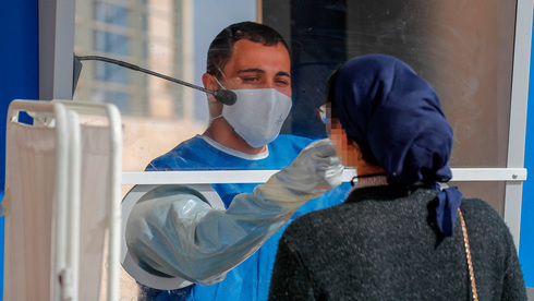 Una mujer se realiza una prueba de COVID-19 en Jerusalem. 