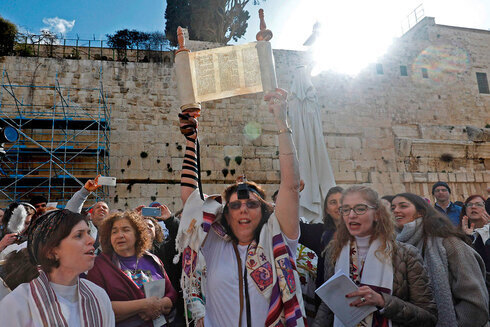 Mujeres judías reclaman poder rezar con los rollos de la Torá en el Muro de los Lamentos. 