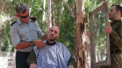 El servicio militar en Israel es obligatorio para todos los mayores de 18 años. (Beard exemptions for all) El servicio militar en Israel es obligatorio para todos los mayores de 18 años.