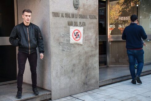 "El Rusito" Levchenko frente al tribunal que lo condenó. A su izquierda, un símbolo de la protesta antinazi en Mar del Plata. 
