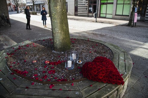 Un ramo de rosas en forma de corazón fue colocado en la calle principal de Vetlanda, Suecia, un día después del ataque. (AFP) Un ramo de rosas en forma de corazón fue colocado en la calle principal de Vetlanda, Suecia, un día después del ataque.