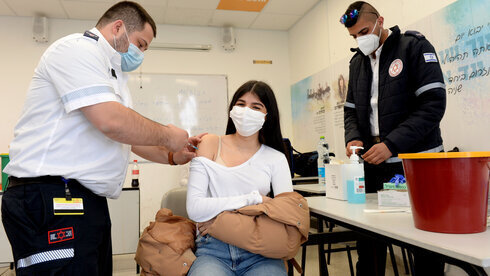 Una estudiante es vacunada contra el coronavirus en un colegio de Ramle.