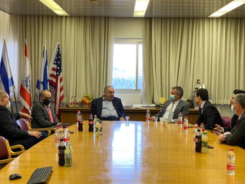 El embajador argentino Sergio Urribarri junto a autoridades del Hospital Hadassah y del Instituto Israelí para la Investigación Biológica. 