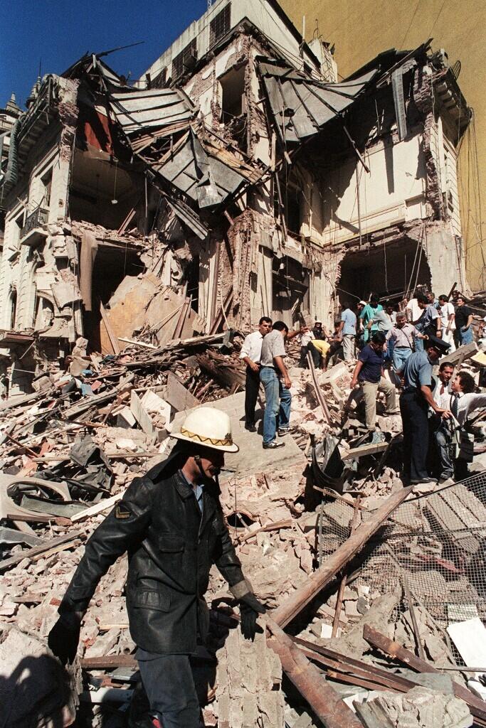 Minutos más tarde de la explosión frente al edificio diplomático. 