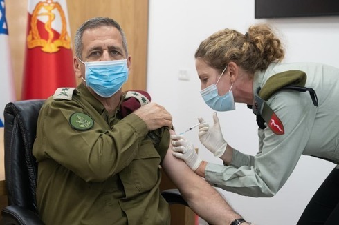 El jefe de Estado Mayor de las FDI, Aviv Kochavi, siendo vacunado contra el COVID-19. 