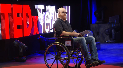 Roei Sadan durante una conferencia Ted, tras el accidente de 2015 en el Himalaya. 