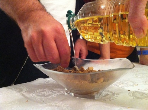 Cada miembro de la familia incorpora aceite a un bol de harina y mezcla con una llave. 