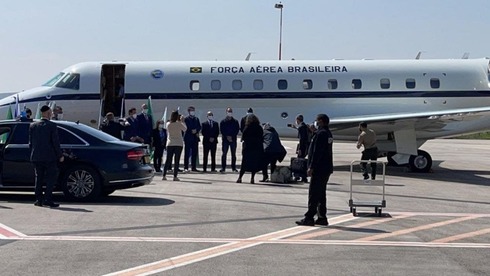 El avión con la comitiva brasileña en el aeropuerto Ben Gurion en Tel Aviv.