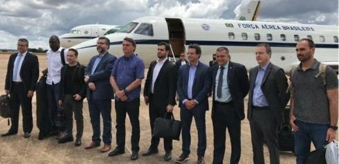 La comitiva de Brasil con el presidente Jair Bolsonaro (quinto, desde la izquierda), antes de partir hacia Israel. La comitiva de Brasil con el presidente Jair Bolsonaro (quinto, desde la izquierda), antes de partir hacia Israel.